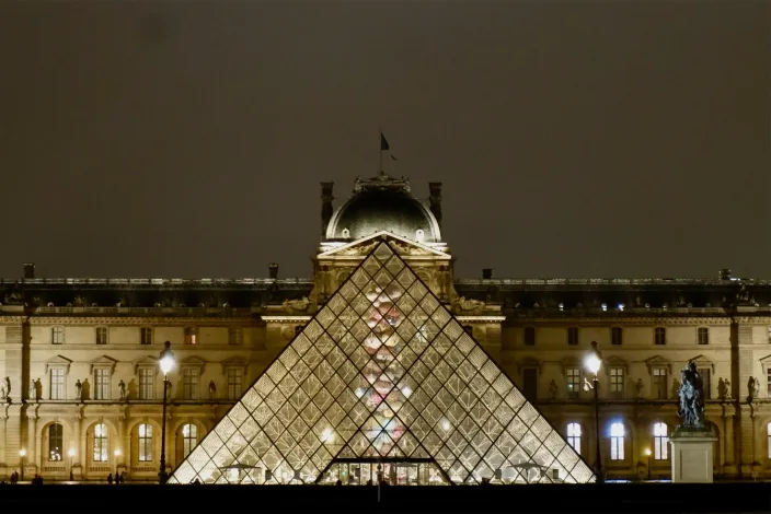 Musée d'Louvre on the Christmas Eve
